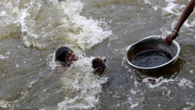 Menggali Harta Karun di Sungai Suci India