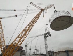 Crane Raksasa Pasang Kubah Reaktor Nuklir Inggris: Proses yang Mengesankan