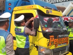 Polres Blora Bagikan Bendera dan Bunga, Warga Diajak Kibarkan Semangat Kemerdekaan