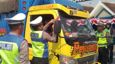Polres Blora Bagikan Bendera dan Bunga, Warga Diajak Kibarkan Semangat Kemerdekaan