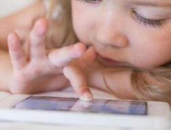 Komdigi: Verifikasi Usia di Medsos untuk Perlindungan Anak