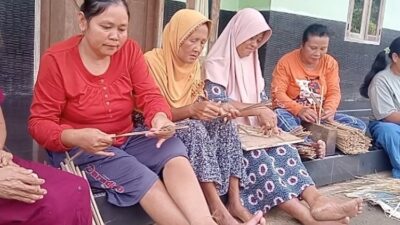 Ibu di Banjarnegara Jadi Ahli Kerajinan Bambu dengan Dukungan Peralatan