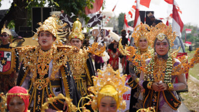 Karnaval Budaya HUT ke-80 RI di Tuban, Kel. Karang: Meriahnya Perayaan!