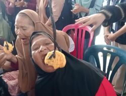 Lomba Makan Kerupuk dan Roti di Banjarnegara: Semangat Puluhan Lansia