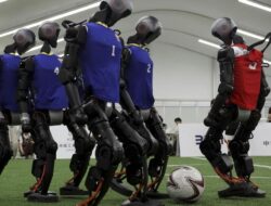 Aksi Menawan Robot Humanoid Mengolah Si Kulit Bundar