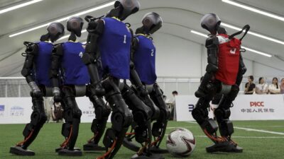 Aksi Menawan Robot Humanoid Mengolah Si Kulit Bundar
