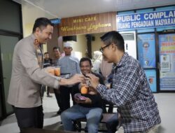 Kapolres Gowa Sapa Warga dan Bagikan Minuman: Momen Kemanusiaan Di Ruang SKCK