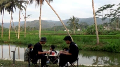 Senja Yang Menenangkan: Kopi di Tepi Sawah Banjarnegara