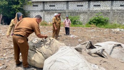 Pemantauan Limbah di Jalan Raya Gresik Utara oleh DLH