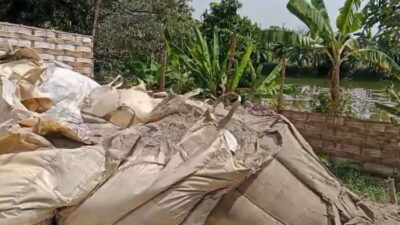 Duh! Limbah Pabrik Menumpuk di Pinggir Jalan Raya Gresik Utara: Dampak dan Solusi