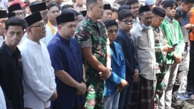 Warga, Mahasiswa, dan Pejabat Kompak Salat Gaib di DPRD Makassar