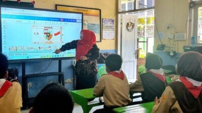 Manfaat Smart Board IFP di Sekolah Tanpa Koneksi Internet